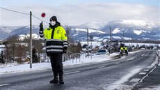 Policista kontroluje idie automobilu u obce Dolní Branná na hranici okres...