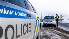 Policista kontroluje řidiče u obce Dolní Branná na hranici okresů Trutnov a...