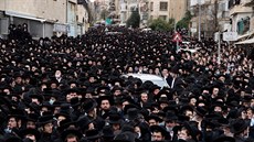 Tisíce ultraortodoxních id se v Jeruzalém úastní pohebního prvodu. (31....