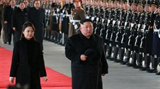Diktátor Kim ong-un a jeho manelka odjídí na státní návtvu íny (7. ledna...
