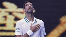 Srb Novak Djokovi slaví postup do tetího kola Australian Open.