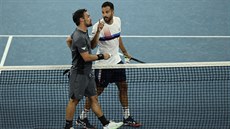 Ital�tí tenisté Salvatore Caruso (vpravo) a Fabio Fognini se hádají po...