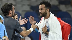 Italtí tenisté Salvatore Caruso (vpravo) a Fabio Fognini se hádají po...