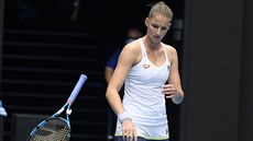 Karolna Plkov vzteky zahazuje raketu ve tetm kole Australian Open.