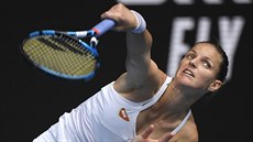 Karolína Plíková servíruje ve tetím kole Australian Open.