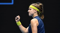 Karolna Muchov se povzbuzuje ve tetm kole Australian Open.