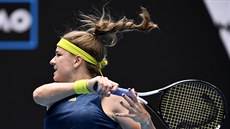 Karolína Muchová se opírá do forhendu ve tetím kole Australian Open.