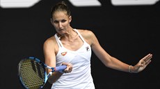 Karolína Plí�ková hraje forhend ve t�etím kole Australian Open.