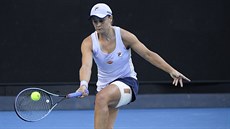 Domácí hvzda Ashleigh Bartyová se sniuje k úderu ve tetím kole Australian...