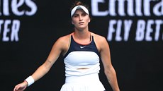 Markta Vondrouov se div v osmifinle Australian Open.