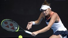 Markéta Vondrouová se soustedí na úder v osmifinále Australian Open.