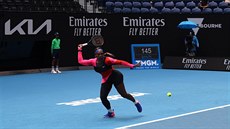 Amerianka Serena Williamsová se napahuje k úderu v osmifinále Australian Open.