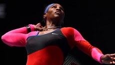 Ameri�anka Serena Williamsová podává v osmifinále Australian Open.