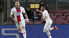 Kylian Mbappé z Paris St. Germain (vpravo) se raduje z vyrovnávací branky proti...