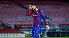 Obránce Gerard Piqué z Barcelony se chytá za hlavu.
