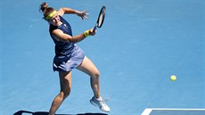 Karolína Muchová se opírá do forhendu ve tvrtfinále Australian Open.