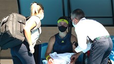 Karolna Muchov se odevzdv do pe doktor ve tvrtfinle Australian Open.