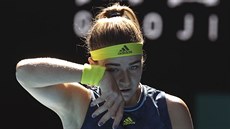 Karolína Muchová si otírá pot z obličeje v semifinále Australian Open.