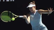 Amerianka Jennifer Bradyová hraje forhend v semifinále Australian Open.