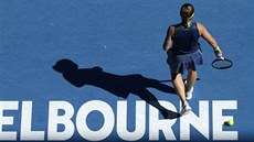 Karolína Muchová se připravuje na podání v semifinále Australian Open.