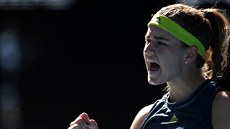 Karolína Muchová se hecuje v semifinále Australian Open.