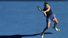 Karolína Muchová hraje bekhend v semifinále Australian Open.