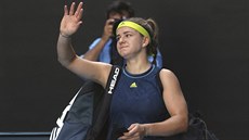 Karolína Muchová mává divákům po porážce v semifinále Australian Open.