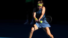 Karolína Muchová hraje bekhend v semifinále Australian Open.