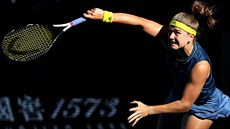 Karolína Muchová podává v semifinále Australian Open.