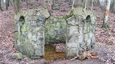 Zchátralá barokní kaple nad minerálním pramenem ve Stekníku na Lounsku se do�ká...