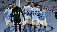 Fotbalisté Manchesteru City se radují z gólu Rodriga proti Tottenhamu.