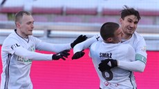 Fotbalisté Karviné oslavují gól Michala Papadopulose (vpravo) proti Spart.