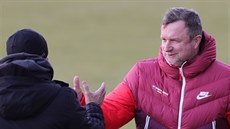 Sparanský trenér Pavel Vrba se ped vzájemným utkáním zdraví se svým...