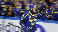 Švédští hokejisté oslavují gól, ktreý vstřelil Max Friberg.