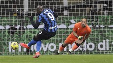 Romelu Lukaku z Interu Milán pekonává z penalty Pepe Reinu, brankáe Lazia.