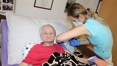 V�ichni klienti zlínského Alzheimercentra u� dostali druhou dávku vakcíny proti...