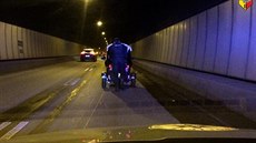 Elektroautu dola ve Strahovském tunelu áva, ven ho vytlail policista