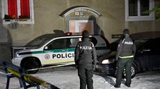 Policie ped domem ve ve slovenském mst Kemarok, kde se nael mrtvý pár....