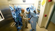Voják obléká výzkumníka v americké laboratoi zamené na biologické hrozby...
