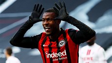 Obite Ndicka z Frankfurtu slaví gól v utkání bundesligy proti Kölnu.