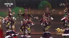 �ínská státní televize �elí kritice za tane�nice a tane�níky s obli�eji...