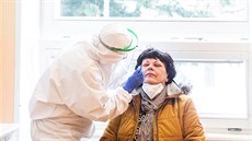 Mobilní testovací tým trutnovské zdravotnické školy provádí testy na covid-19 v... | na serveru Lidovky.cz | aktuální zprávy