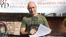 Zpěvák Daniel Landa spolu s vakcinologem Jiřím Beranem představili desetibodový...