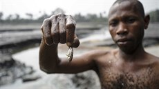 Nigerijský rybář ukazuje svůj skromný úlovek poblíž Goi v Ogonilandu v Nigérii. 