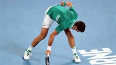 Srb Novak Djokovič vztekle mlátí raketou během čtvrtfinále Australian Open.