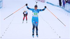 Francouzka Julia Simonová se raduje z vítzství ve smíené tafet dvojic, na...