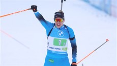 Francouzka Julia Simonová se raduje z vítzství ve smíené tafet dvojic, na...