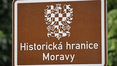 Hndé znaky upozorující na historickou hranici ech a Moravy v Hamrech nad...