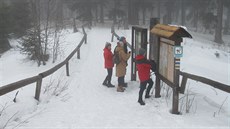 Nejastji turisté na Boubín picházejí od Kubovy Hut.