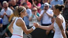 Karolína Plíková (vpravo) a Karolína Muchová po osmifinále Wimbledonu.